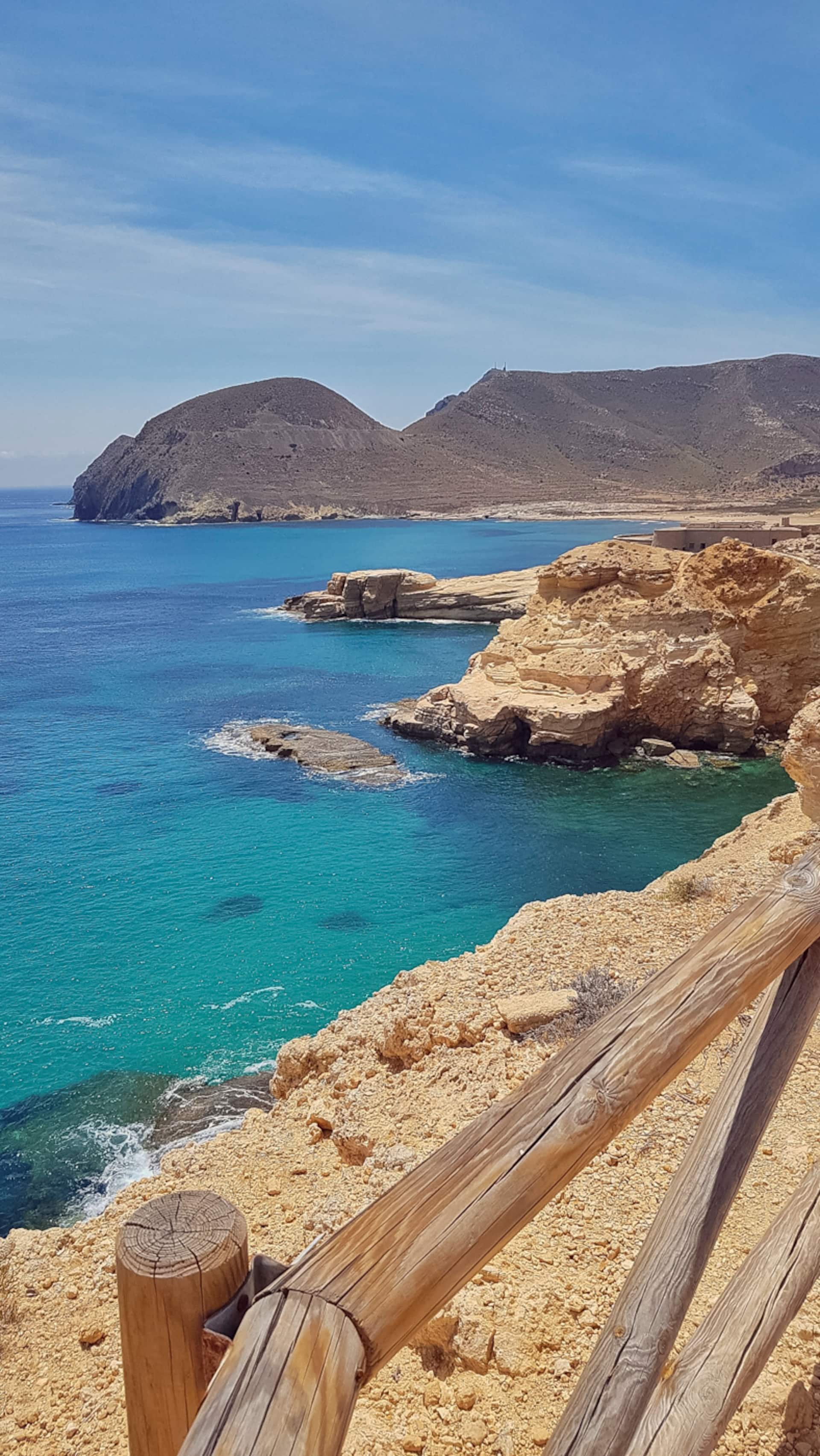 Costa del Parque Natural Cabo de Gata-Níjar, con acantilados y aguas turquesas, en el entorno de la zona.