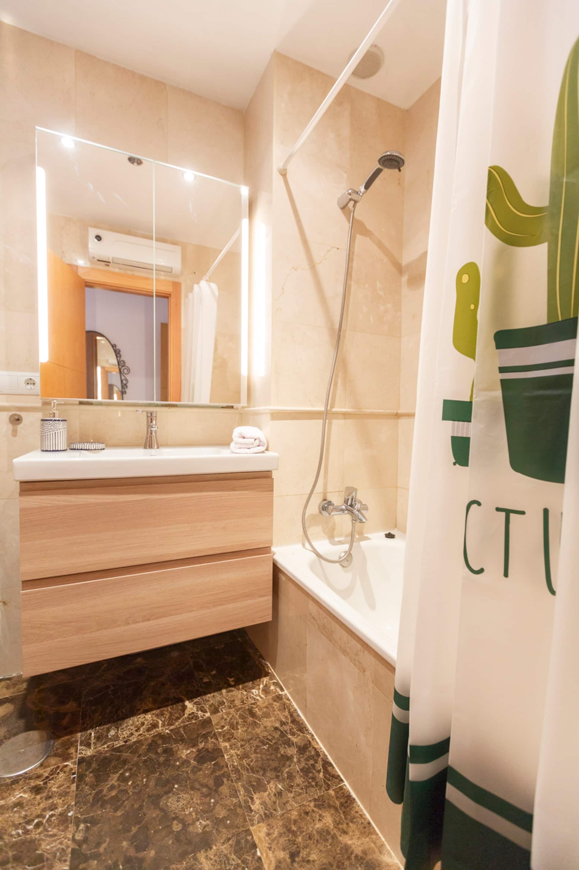 Ducha con cortina de cactus en el baño principal.