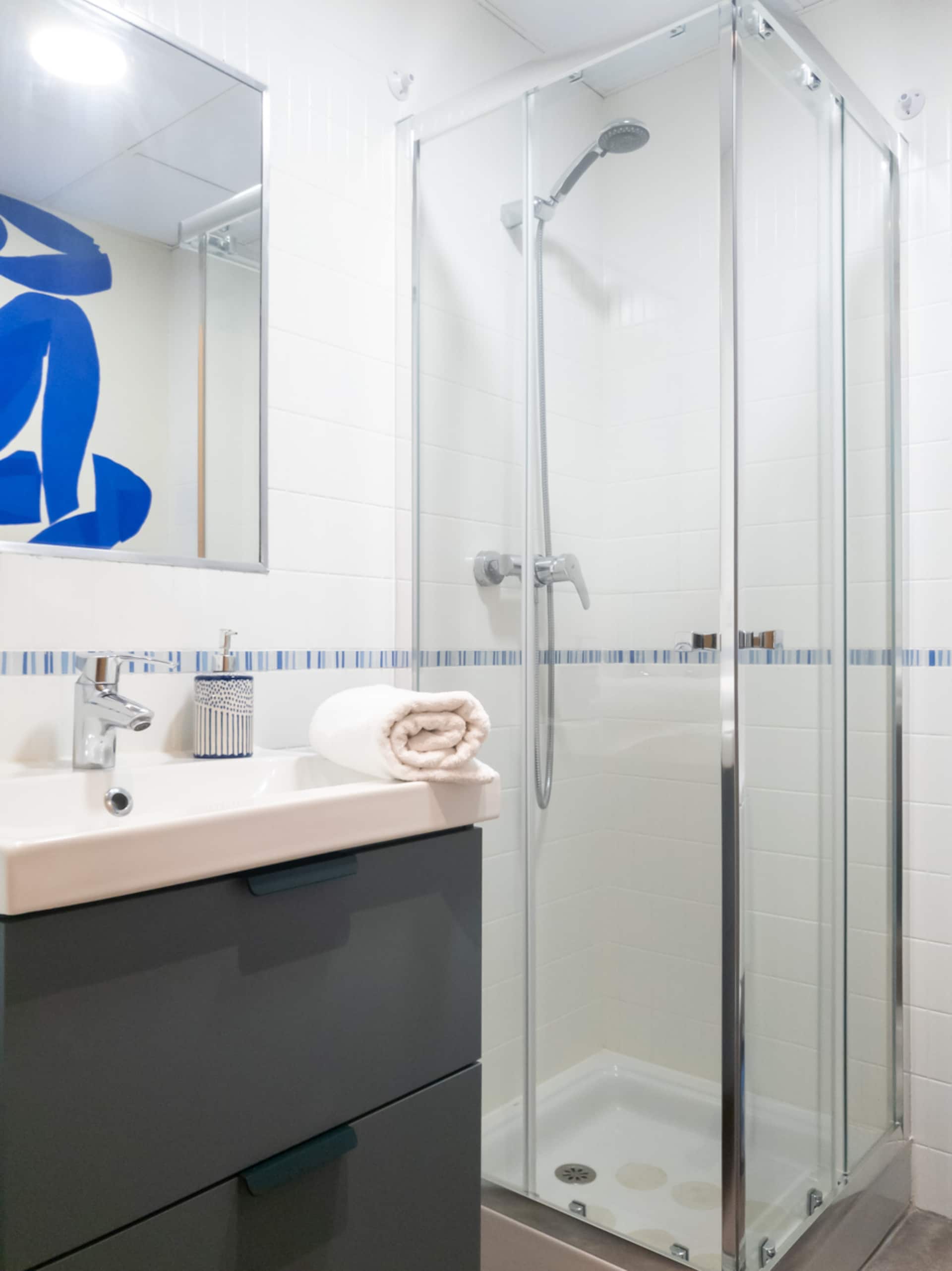 Detalle de la mampara y la grifería de la ducha del segundo baño.