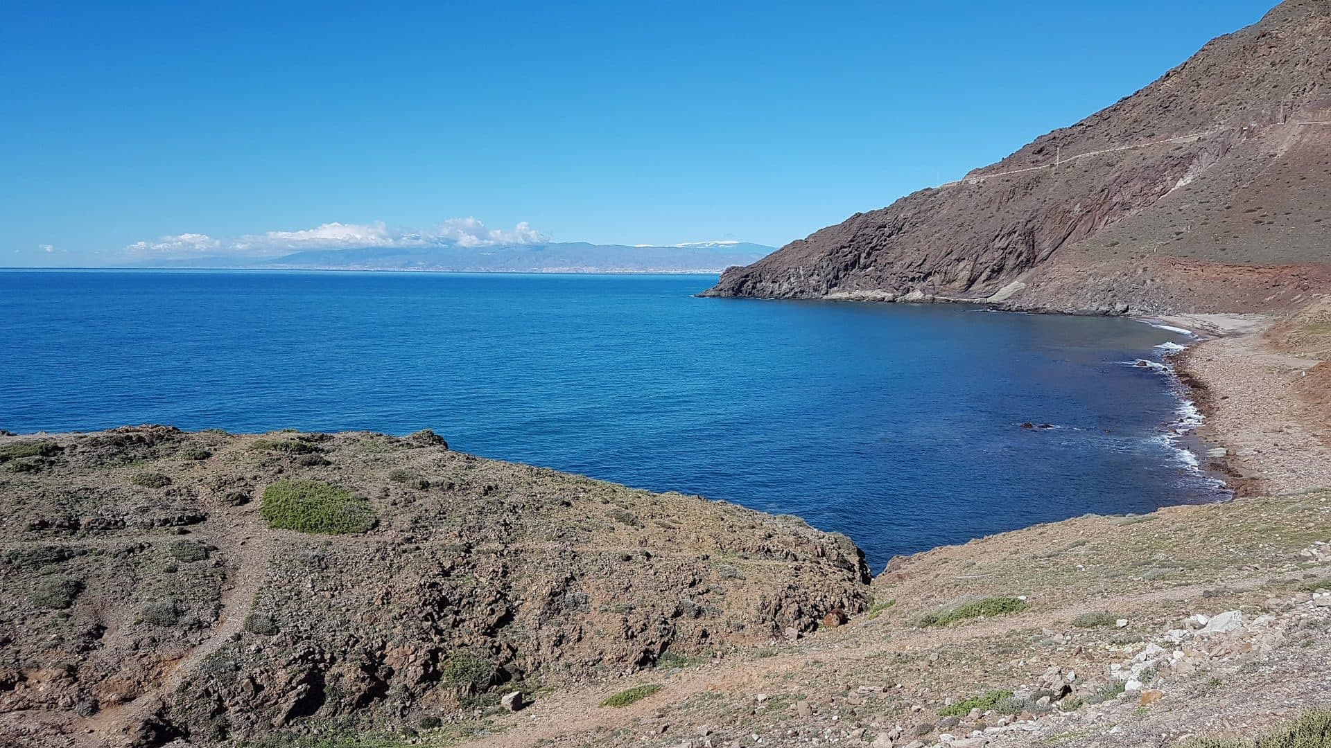 Playa de la Calilla, junto al faro de Cabo de Gata, con cielo despejado en invierno.