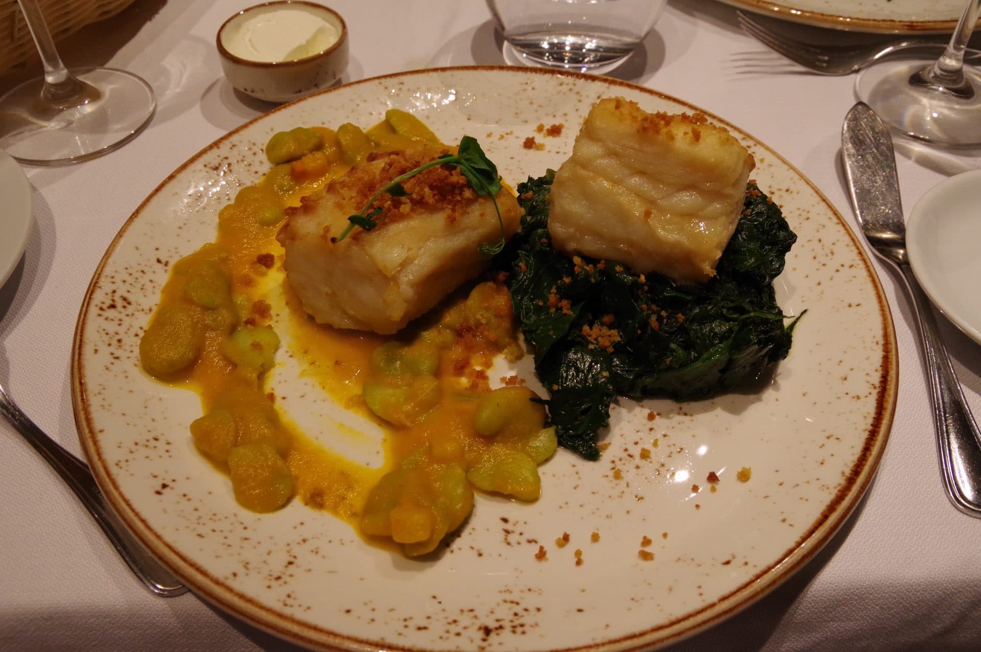 Lomo de pescado a la plancha con crema de habitas, un plato típico de la costa.
