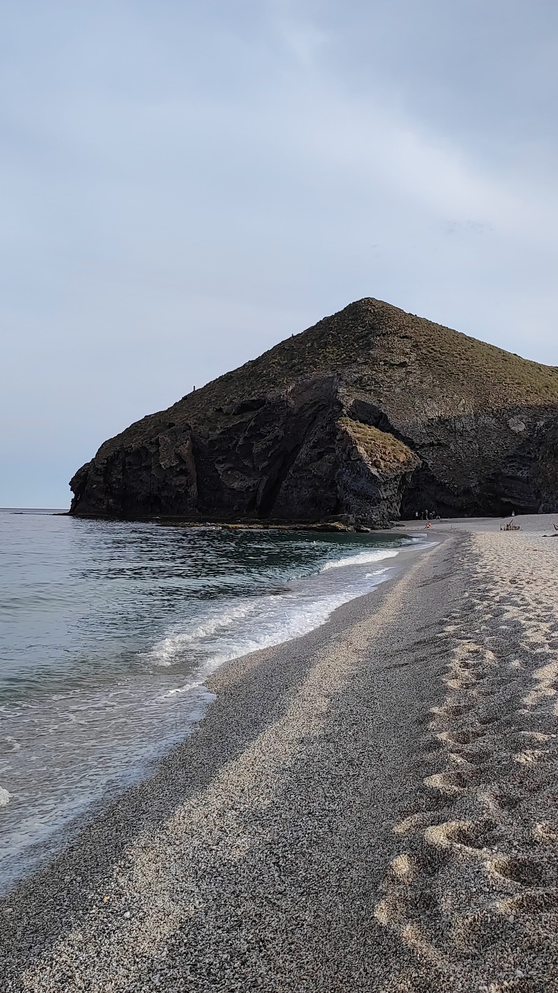 Playa de los Muertos, en el Cabo de Gata, con acantilados volcánicos junto al mar.