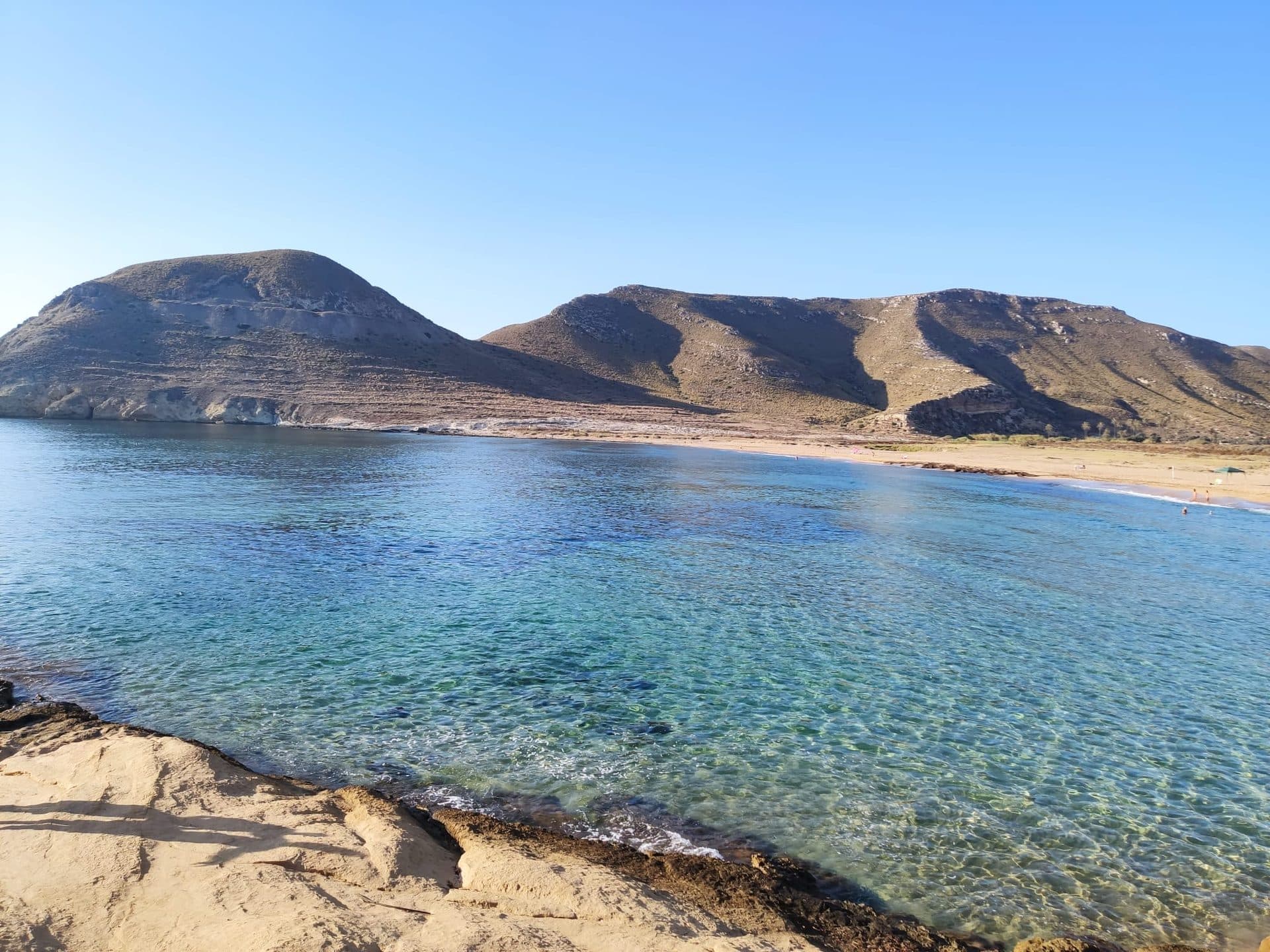 El Playazo de Rodalquilar, en el Cabo de Gata, con el mar en calma fuera de temporada alta.