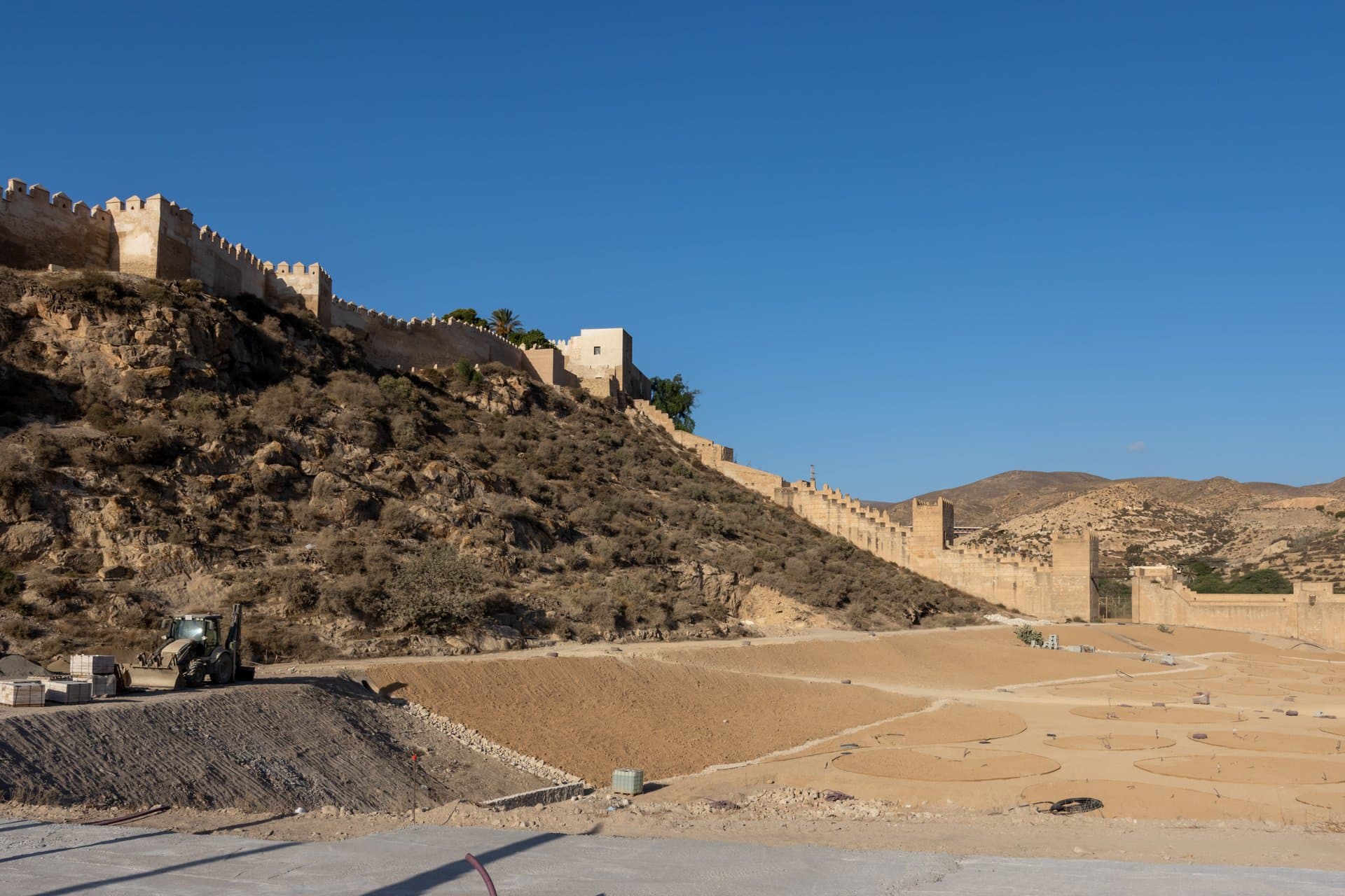Las murallas de la Alcazaba de Almería trepando por la ladera del cerro, bajo un cielo despejado.